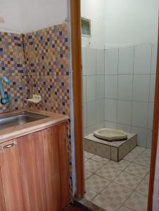 uma casa de banho com um lavatório e um WC em Hazza syaria homestay em Garut