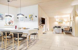 Restaurace v ubytování 4 Bedroom Stunning Home In Glesborg
