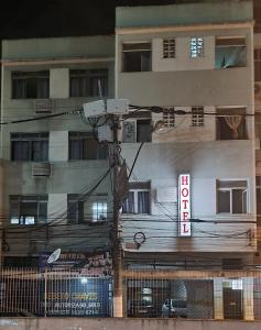 un edificio con una señal delante de él en Hotel Arariboia, en Niterói