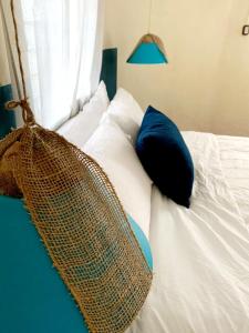 a bed with a net on top of it at Hostal Casa Antigua Santa Ana in Santa Ana