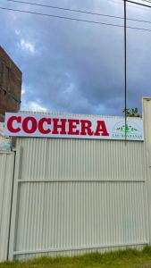 ein Schild an der Seite eines Gebäudes mit einem Cederara-Schild in der Unterkunft CASA HOSPEDAJE LAS MONTAÑAS in Huancayo