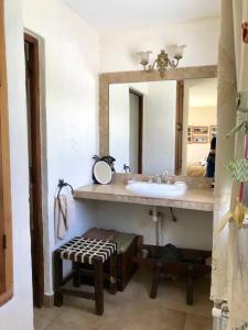 y baño con lavabo y espejo. en La Escondida Tafi del Valle en Tafí del Valle