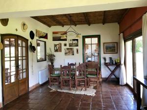 - une salle à manger avec une table et des chaises dans l'établissement La Escondida Tafi del Valle, à Tafí del Valle