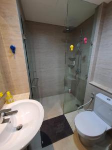 ein Bad mit einer Dusche, einem WC und einem Waschbecken in der Unterkunft Luxurious Flat 2BR in Gold Coast PIK Penjaringan in Jakarta