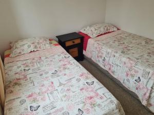 dos camas sentadas una al lado de la otra en una habitación en Portal, en La Serena