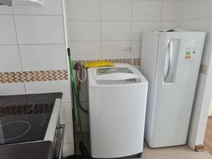 La cuisine est équipée d'un réfrigérateur et d'un lave-linge. dans l'établissement Portal, à La Serena