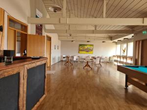 una habitación vacía con mesa de billar y mesa de ping pong en Hótel Hvítserkur, en Hvammstangi