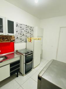uma cozinha com um fogão e um frigorífico em Expo São Paulo - Jd. Zoo - Autódromo de Interlagos em São Paulo