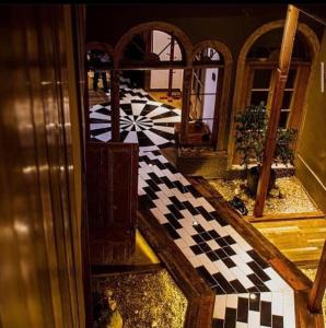 een zwarte en witte geruite vloer bij Hotel boutique in La Serena