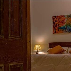 1 dormitorio con 1 cama con lámpara y una pintura en Hotel boutique, en La Serena