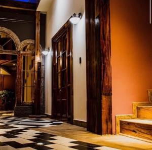 un pasillo con puerta y suelo a cuadros en Hotel boutique, en La Serena