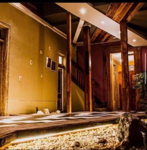 una sala de estar con una habitación grande con paredes de madera. en Hotel boutique, en La Serena