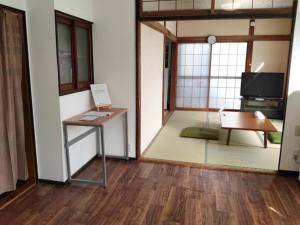 小山市【小山駅徒歩7分】みんなで宅飲み！貸切一軒家ニシグチノイエ wifi有、銭湯近く的配有桌子、椅子和电视的房间