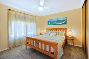 Jacks Kangaroo Island في كنغزكوت: غرفة نوم بسرير كبير ونافذة