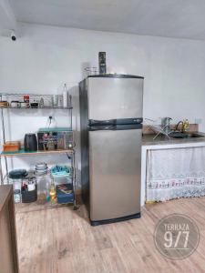 een keuken met een roestvrijstalen koelkast in een kamer bij Loft Terraza 9I7 Cochera en Excelente Ubicación in Villa Mercedes