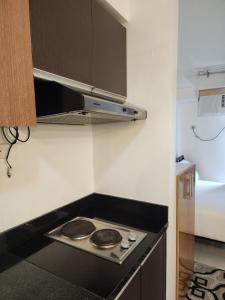 Köök või kööginurk majutusasutuses NORTHPOINT CONDO Free Airport Pick Up for 3 nights stay or more