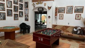 Cette chambre comprend un billard et des photos sur le mur. dans l'établissement Cara relax & nature, à Tequisquiapan
