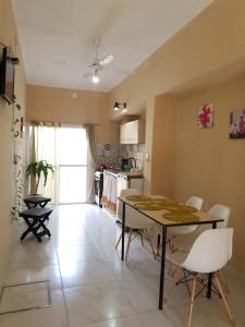 una cucina e una sala da pranzo con tavolo e sedie di Departamento San Martín II a Paso de los Libres Altre 5 foto