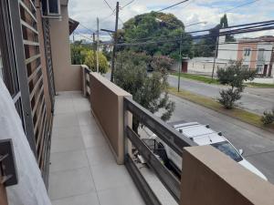 Appartamento dotato di balcone con vista su una strada. di Hermoso DPTO Turistico. a Destilería Chachapoyas