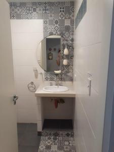 bagno con lavandino e specchio di Hermoso DPTO Turistico. a Destilería Chachapoyas