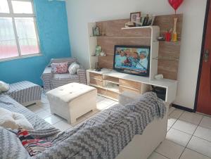 sala de estar con sofá y TV en Curta Orla de Salvador com Custo Beneficio, en Salvador