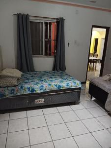 1 dormitorio con 1 cama y ventana en una habitación en Curta Orla de Salvador com Custo Beneficio, en Salvador