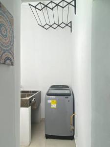 een kleine koelkast in een keuken met een aanrecht bij Apartamento central in Apartadó