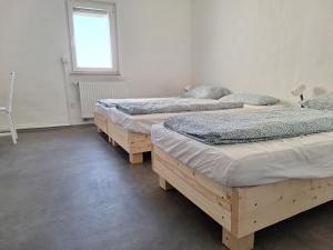 un grupo de 3 camas en una habitación en hoteliving Apartments Gießen-Süd, en Giessen
