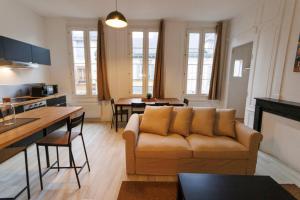Una sala de estar y una cocina con un sofá y una mesa. en Lafra 1 - Comfort & Modern - Mon Groom, en Troyes