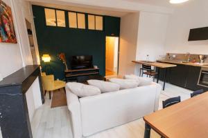 Una sala de estar con un sofá blanco y una mesa. en Lafra 1 - Comfort & Modern - Mon Groom, en Troyes 19 fotos más