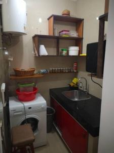 a kitchen with a washing machine and a sink at Casa cero stress in Salto
