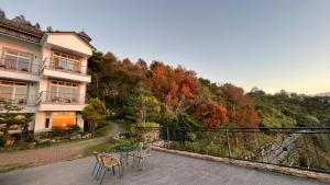 a balcony of a building with tables and chairs at Star Villa in Renai