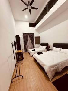 蒲種的住宿－Private Pool Selangor Puchong Cyberjaya Putrajaya，一间卧室配有两张床和电视。