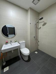 Private Pool Selangor Puchong Cyberjaya Putrajaya في بوتشونغ: حمام مع مرحاض ومغسلة ودش