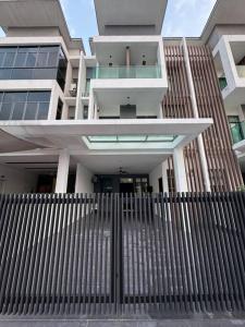 蒲種的住宿－Private Pool Selangor Puchong Cyberjaya Putrajaya，前面有栅栏的建筑