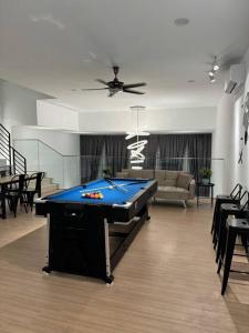 蒲種的住宿－Private Pool Selangor Puchong Cyberjaya Putrajaya，客厅的中间设有台球桌