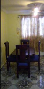 een kamer met 2 stoelen, een tafel en een raam bij Un lugar para de cansal tranquilo in Mejía de Navarrete