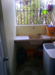 baño pequeño con lavabo y ventana en Un lugar para de cansal tranquilo en Mejía de Navarrete