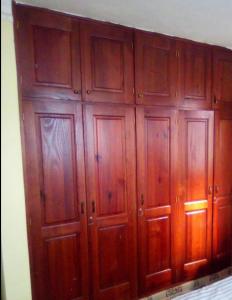 un montón de armarios de madera en una habitación en Un lugar para de cansal tranquilo en Mejía de Navarrete