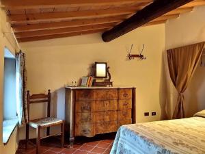 1 dormitorio con 1 cama y vestidor con espejo en Pet-friendly Holiday Home in Volterra with Swimming Pool, en Volterra