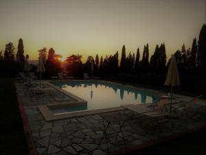 ヴォルテッラにあるHoliday Home in Volterra with Pool and Terraceの夕日を望むスイミングプール(椅子、パラソル付) +25枚の写真