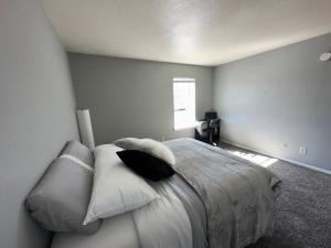 Krevet ili kreveti u jedinici u objektu Cozy Private Master Bedroom Near 7th Street