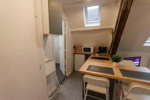 Kuchyň nebo kuchyňský kout v ubytování Lafra 3 - Charmant & Intimiste - Mon Groom