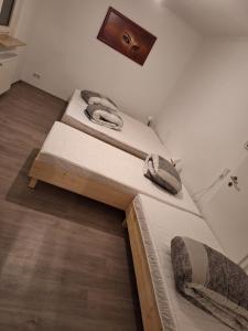 2 aparte bedden in een kamer met bij hoteliving Apartments Gießen-Süd in Gießen