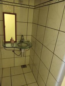 a bathroom with a sink and a mirror at Hóspede se bem e com custo beneficio em Salvador in Salvador