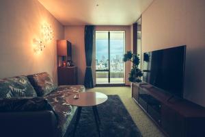 TV a/nebo společenská místnost v ubytování THE AOYAMA GRAND HOTEL