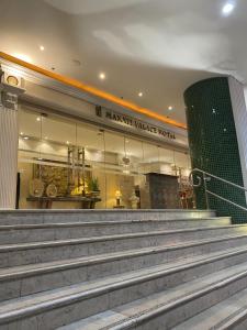 um edifício com escadas em frente a um hotel de mercado em Makati Palace Hotel em Manilla