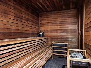 una sauna con paredes de madera y una escalera. en Lakeside Falls Creek en Falls Creek