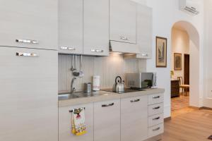 A kitchen or kitchenette at Leopolda Dream Home Még 15 kép