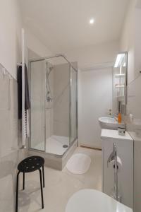 ein Bad mit einer Dusche, einem WC und einem Waschbecken in der Unterkunft Leopolda Dream Home in Florenz